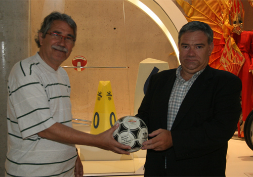 ASOBAL dona un bal�n de Barcelona 92 firmado por el Equipo Unificado que gan� el oro