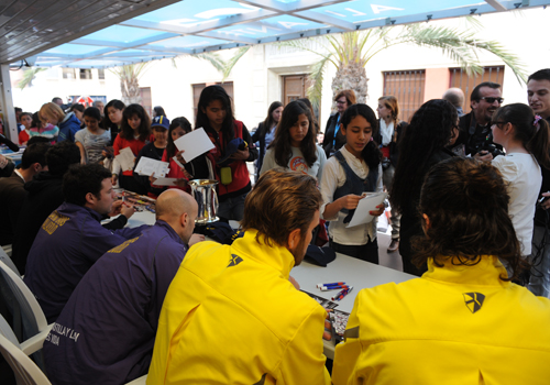 Gran �xito de la firma de aut�grafos de jugadores y cheerleaders