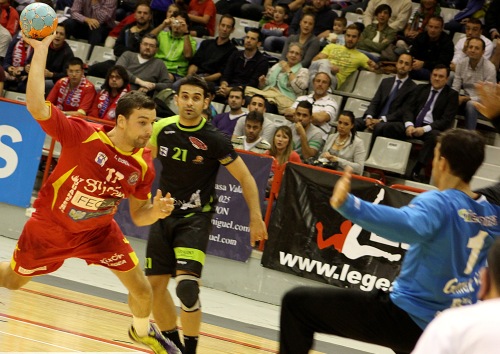 Jorge G�mez y Danjel Saric, l�deres bajo palos