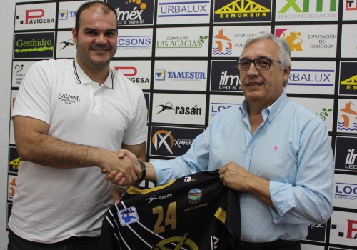 �ngel Xim�nez Puente Genil presenta a su flamante fichaje Rafa Baena