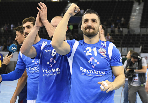 Roberto P�rez seguir� siendo un Gladiador Azul