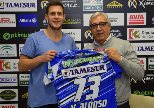Puente Genil presenta a su nuevo refuerzo V�ctor Alonso