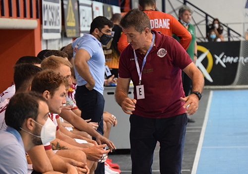 Manolo Cadenas: �Parece que nos est� costando jugar en casa�