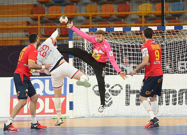 Cita de altos vueltos en el debut de los Hispanos en la Main Round