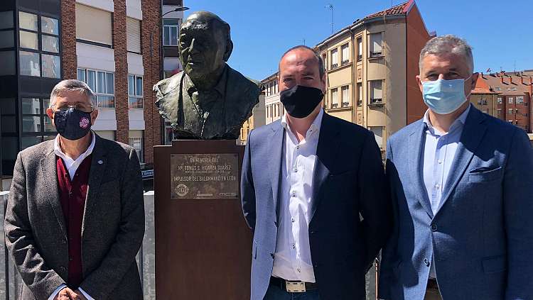 El Presidente de ASOBAL asiste a la inauguraci�n del busto al Hermano Tom�s