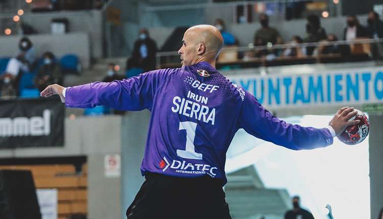 Jos� Manuel Sierra: �Estoy encantado de despedirme de las pistas en un club hist�rico del balonmano espa�ol�