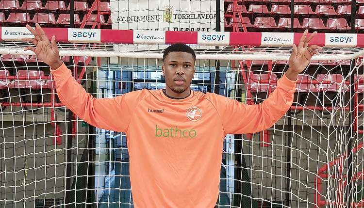 Bathco BM. Torrelavega refuerza su porter�a con Elcio Carvalho
