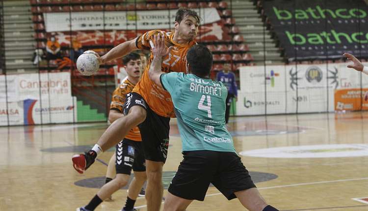 Bathco BM. Torrelavega coge ox�geno en la zona baja de la tabla
