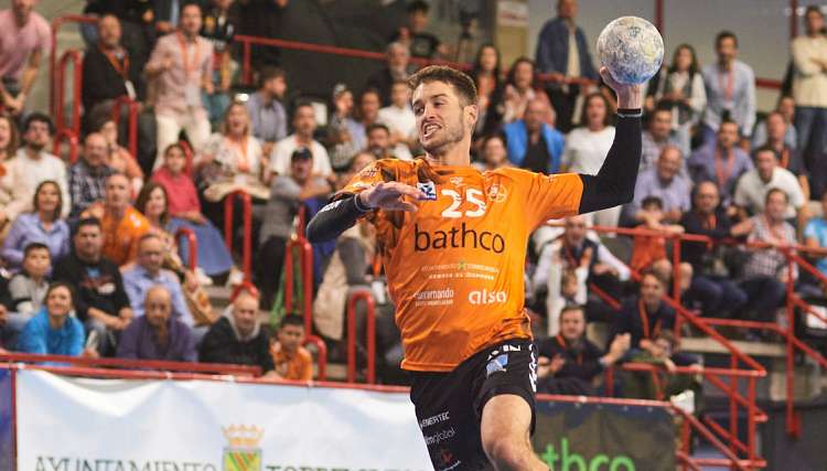 Cangiani prolonga su idilio con Torrelavega 