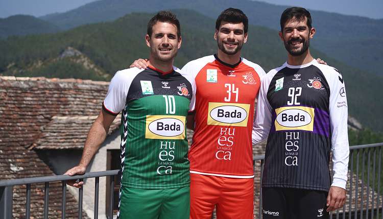 Bada Huesca exhibe el orgullo por su tierra en sus nuevas equipaciones