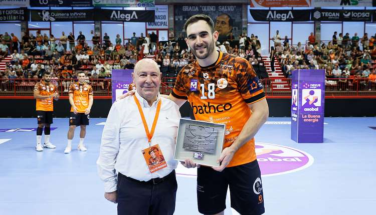 Jakub Prokop and Alejandro D�az receive their 'All Star ASOBAL' awards from the Liga NEXUS ENERG�A ASOBAL 25/26