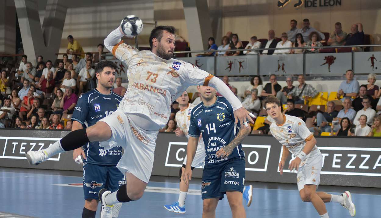 Juan Castro decide un espectacular 'Partido de la Jornada' y el primer triunfo de ABANCA Ademar Le�n (33-32)