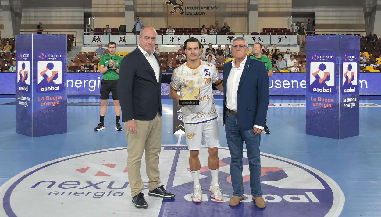 Gonzalo P�rez Arce recibe los premios de mejor extremo derecho y m�ximo goleador de la Liga NEXUS ENERG�A ASOBAL 25/26