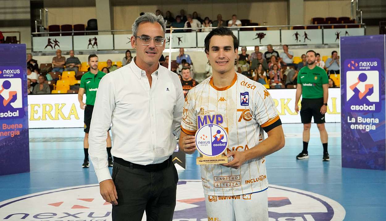 Gonzalo P�rez Arce recibe su premio MVP Nexus Energ�a del mes de septiembre 