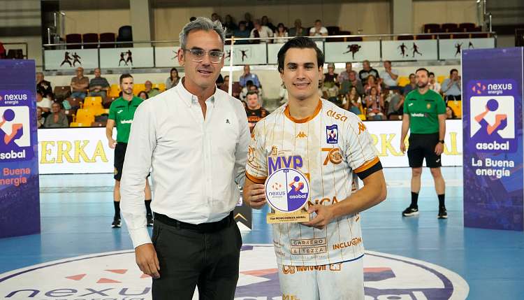 Gonzalo P�rez Arce recibe su premio MVP Nexus Energ�a del mes de septiembre 