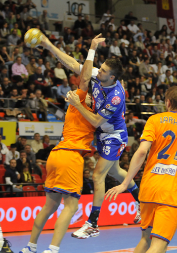ALEX Y SERGEY TSYBANEV SE INCORPORAN AL TEUCRO