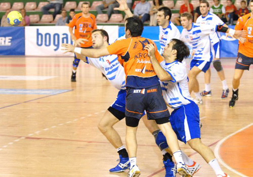LOS JUGADORES Y TECNICOS DEL BM CIUDAD REAL RECIBEN SU EQUIPACION PARA LOS DESPLAZAMIENTOS