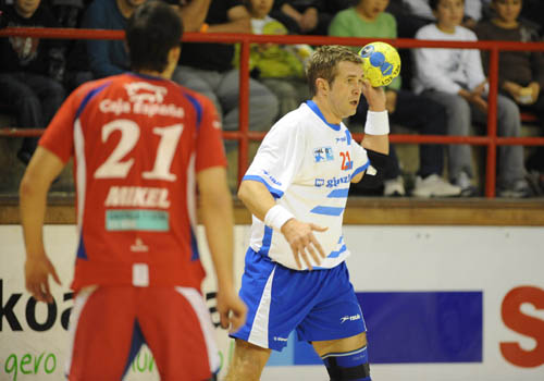 IKER YA TOCA PELOTA