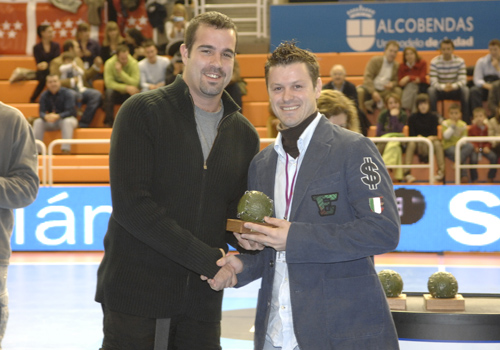 LAS ESTRELLAS DE ASOBAL MADRUGAN CON EL BALONMANO DE LOS MAS JOVENES