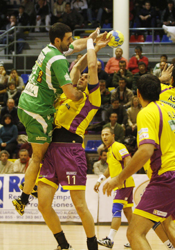 PUTICS REFUERZA AL FC BARCELONA BORGES