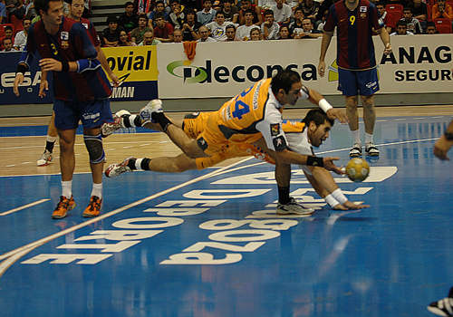 EL BAR�A DEBUTA CON GOLEADA