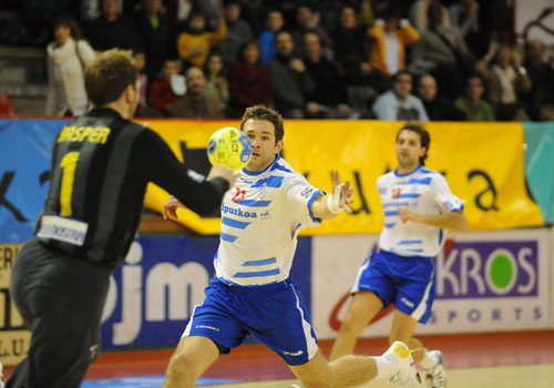 REALE ADEMAR SE IMPONE CON AUTORIDAD AL TEUCRO