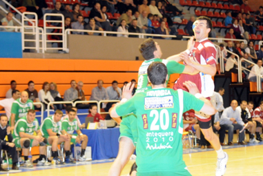 REALE ADEMAR NO PUEDE CON UN VESZPREM DE LUTO