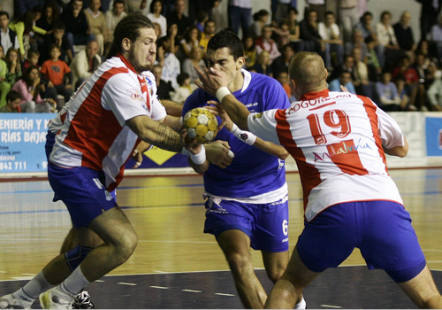 EL BM ANTEQUERA RINDE VISITA A UNA DE LAS CATEDRALES DEL BALONMANO ESPA�OL