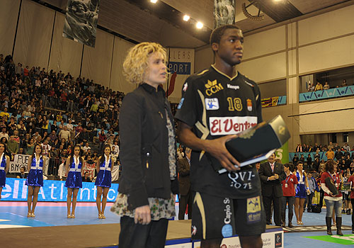 EL LIDER RECIBE AL TORREVIEJA