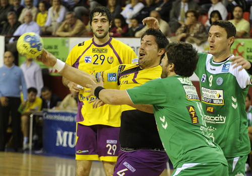 ANTEQUERA 2010 RECIBE A UN PELIGROSO TEUCRO