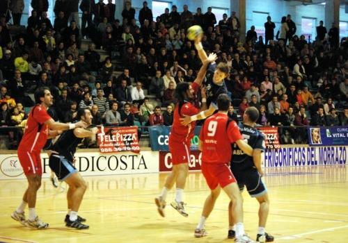 EL NATURHOUSE LA RIOJA SUMA PUNTOS EN SU VISITA A TORREVIEJA