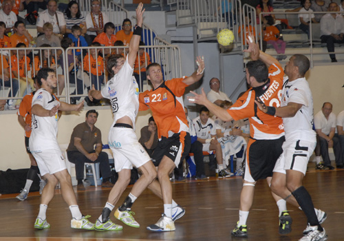 LAS AUTORIDADES DEPORTIVAS ESPA�OLAS CON LA COPA DEL REY