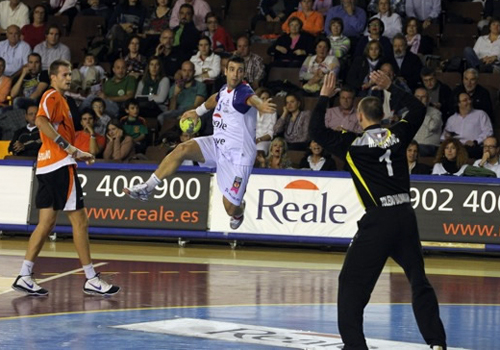ANTONIO CARLOS ORTEGA CON LA BASE DEL BALONMANO MALAGUE�O