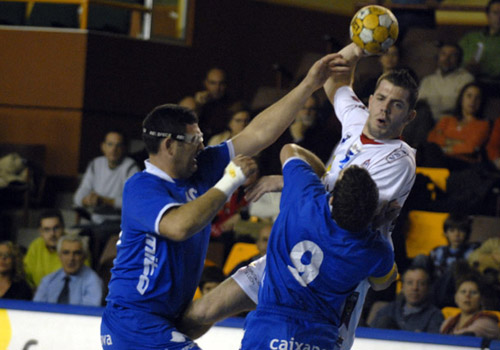 TRES JUGADORES DEL KEYMARE ALMERIA CONCENTRADOS CON SUS SELECCIONES