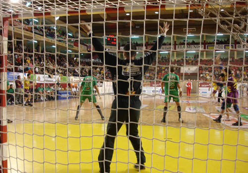 ADEMAR LE�N CAMINA HACIA LA SIGUIENTE RONDA DE LA LIGA DE CAMPEONES
