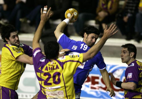 EL TEKA JUGARA DOS AMISTOSOS