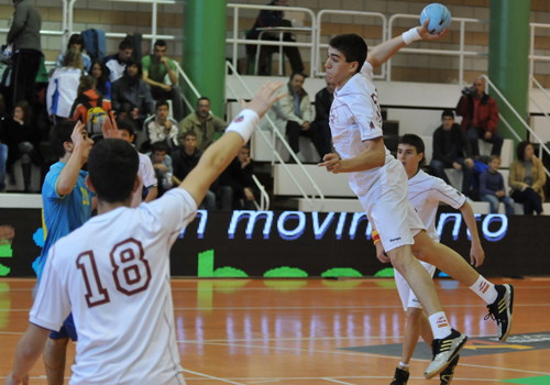 GABOR CS�SZ�R LLEGA PARA AYUDAR