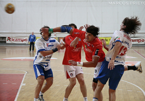 ADOLESCENTES ONCOLOGICOS PARTICIPAN EN UN TALLER SOLIDARIO DE BALONMANO CON JORGE MARTINEZ