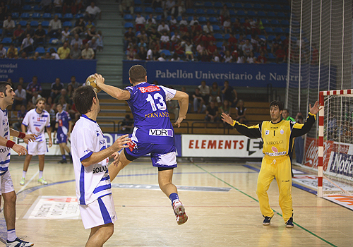 EL BM TORREVIEJA SE PRESENT� ANTE SU AFICION