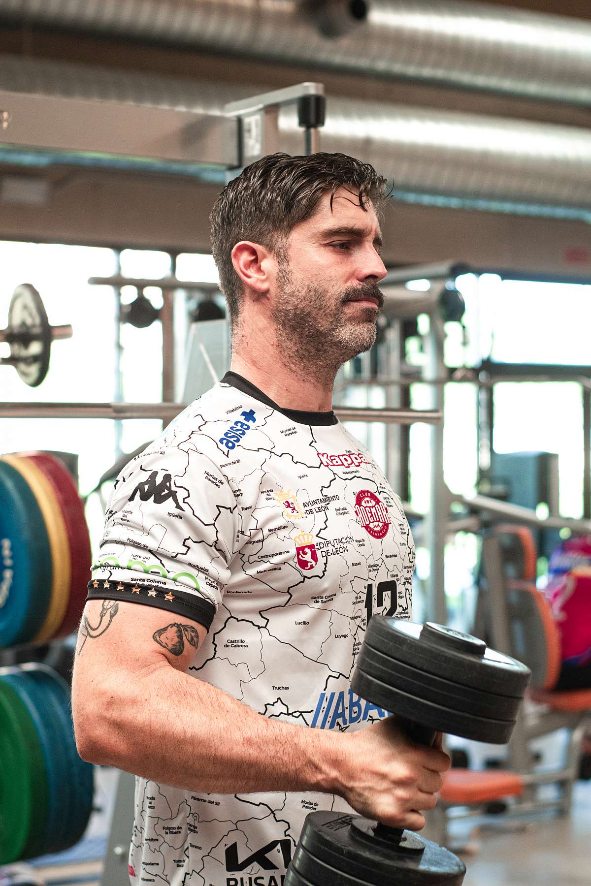 Ademar exhibe orgullo leon�s en sus nuevas equipaciones