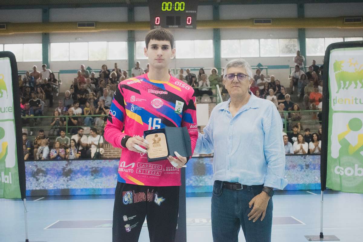 La Liga Profesional ASOBAL homenajea a sus campeones del mundo juveniles
