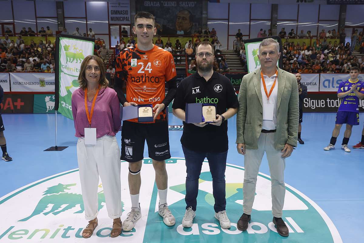 La Liga Profesional ASOBAL homenajea a sus campeones del mundo juveniles